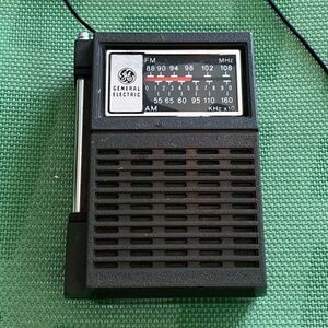 General Electric Vintage 1967 AM FM Portable Transistor Radio Model 7-2506 A